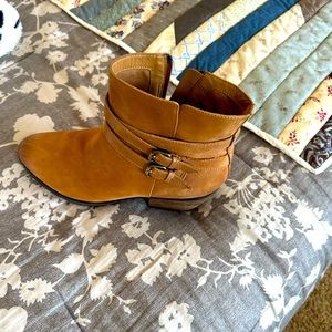 Clark boots size 11   Camel color